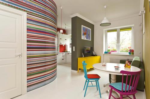 Modne aranżacje: jasna podłoga. Z drewna, płytek, paneli czy żywicy?